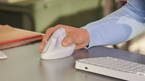Mouse Logitech Lift - Frecuencia Bluetooth/radio - USB - Óptico - 6 Botón(es) - Grafito - Inalámbrico - 4000 Dpi - Rueda de Desplazamiento - Peque?o/mediano Tamaño de la Mano/palma - Zurdo